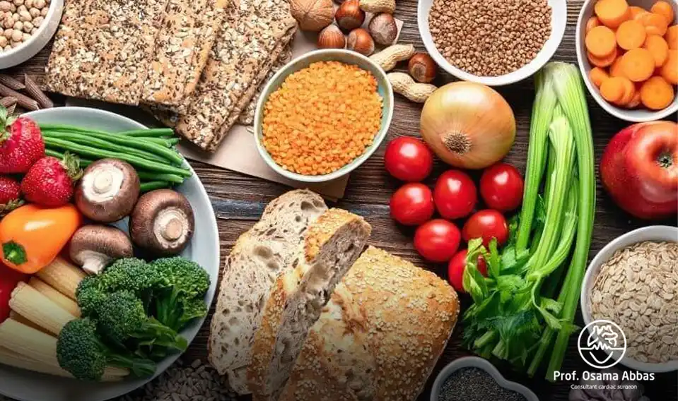 نظام غذائي صحي يعتمد على البروتينات قليلة الدسم والنشويات المعقدة -مثل القمح الكامل- والفواكه والخضراوات الغنية بالألياف